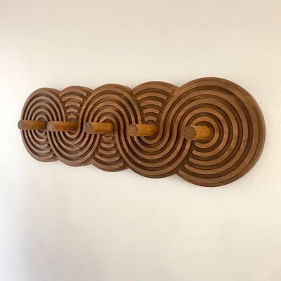 Capacitación artesanal de mediados de siglo Modernos portaabrigos de nuez para abrigos Sombreros y bolsos en la sala de estar