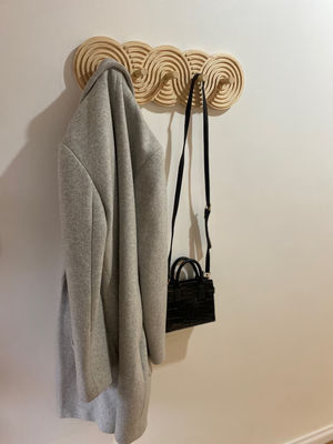 Capacitación artesanal de mediados de siglo Modernos portaabrigos de nuez para abrigos Sombreros y bolsos en la sala de estar