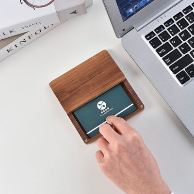 Cuadro de tarjetas de madera de nuez negra con cierre magnético