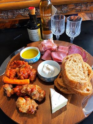 Logotipo personalizado Acceptable tabla de corte de acacia de ranura redonda con cuchillo y extensor