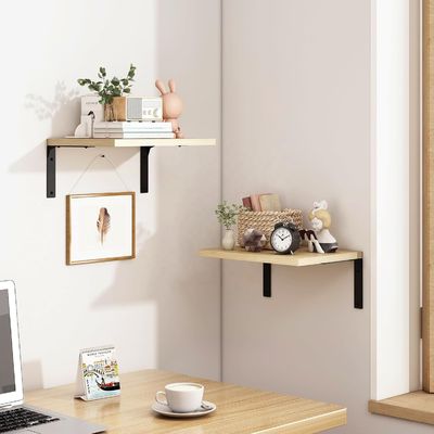 Estantes flotantes de madera para pantalla de pared moderna en una sala de estar elegante