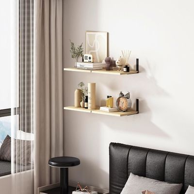 Estantes flotantes de madera para pantalla de pared moderna en una sala de estar elegante
