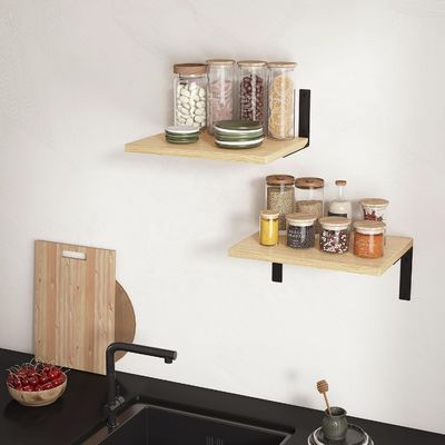 Estantes flotantes de madera para pantalla de pared moderna en una sala de estar elegante