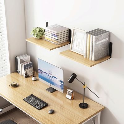 Estantes flotantes de madera para pantalla de pared moderna en una sala de estar elegante