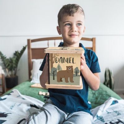 Banco de cerdo de madera en color claro con diseño de animales de bosque personalizable