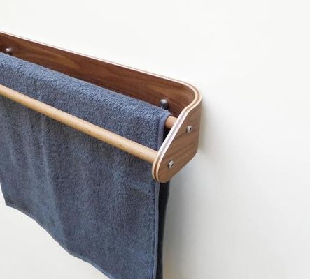 Barras de toallas de madera de doble tamaño montadas en la pared para soportar aparatos de cocina