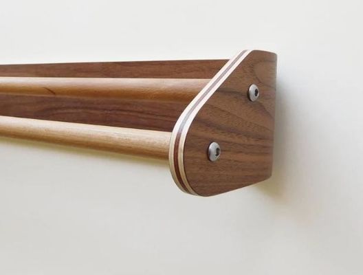 Barras de toallas de madera de doble tamaño montadas en la pared para soportar aparatos de cocina