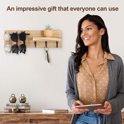 Un colgador de llaves de madera multifunción con estante y ganchos