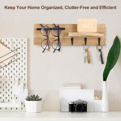 Un colgador de llaves de madera multifunción con estante y ganchos