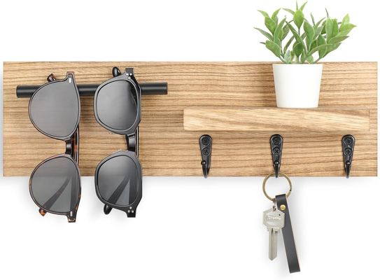 Un colgador de llaves de madera multifunción con estante y ganchos