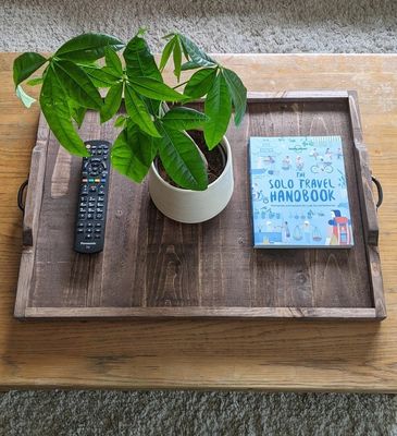 Tablería de servicio de madera grabada a medida estilo rústico para pantalla de mesa de café y portavasos