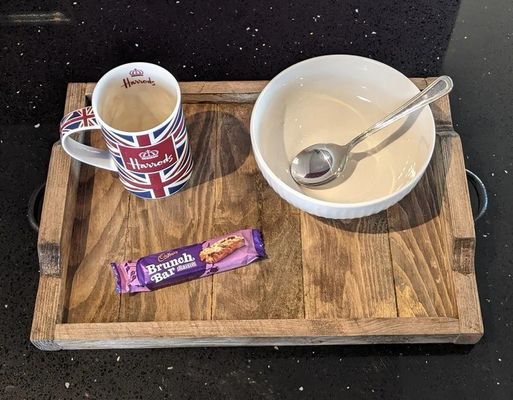 Tablería de servicio de madera grabada a medida estilo rústico para pantalla de mesa de café y portavasos