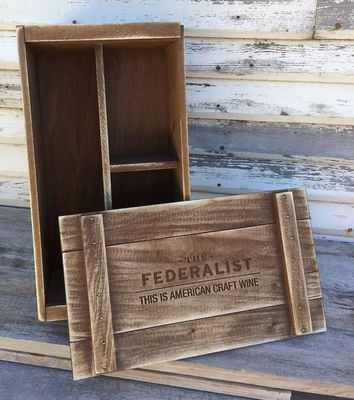 Caja de regalo de madera con logotipo personalizado para botellas de vino o whisky personalizadas y utensilios de vidrio