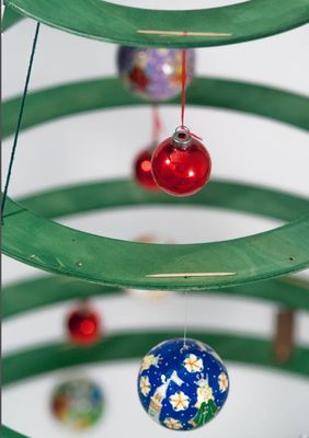 Crea un ambiente festivo con nuestro logotipo personalizado de árbol de Navidad Alberello de madera