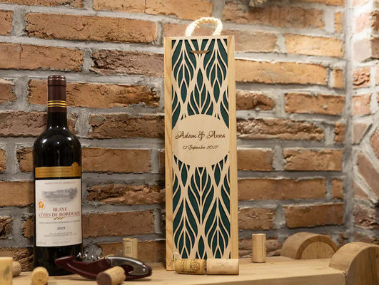Caja de vino de madera rectangular con impresión quemada personalizada boda de aniversario
