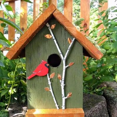 Cardinal pintado a mano y árboles de abedul Madera de madera Casa de pájaros para conservacionistas de aves