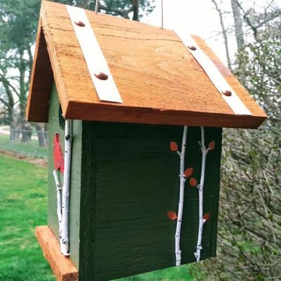 Cardinal pintado a mano y árboles de abedul Madera de madera Casa de pájaros para conservacionistas de aves