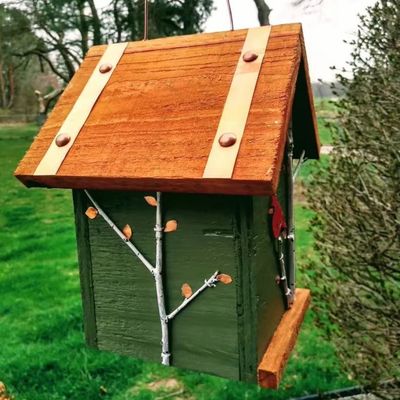 Cardinal pintado a mano y árboles de abedul Madera de madera Casa de pájaros para conservacionistas de aves