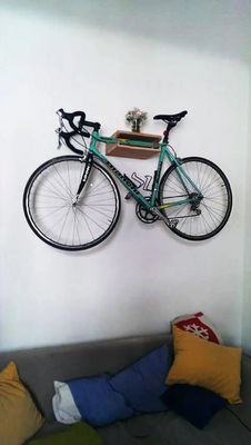 Colgante de montaje de pared de bicicleta de madera con soporte y estante de soporte de bicicleta con logotipo personalizado