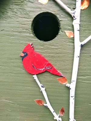Cardinal pintado a mano y árboles de abedul Madera de madera Casa de pájaros para conservacionistas de aves