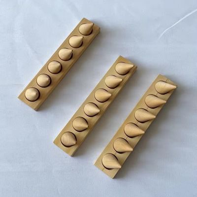 Pedido personalizado Estand de joyería de madera con acabado suave y competitivo