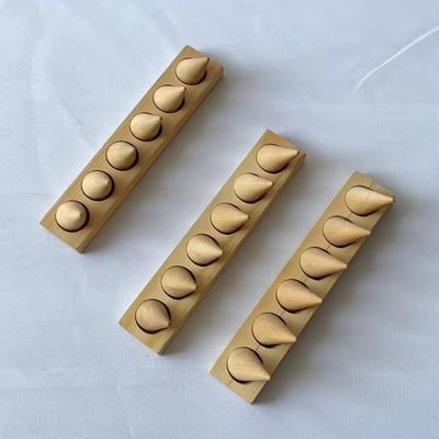 Pedido personalizado Estand de joyería de madera con acabado suave y competitivo