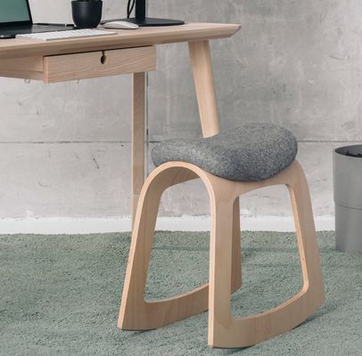Impresión de la oficina del hogar Ergonomic saddle taburete con construcción moderna de madera
