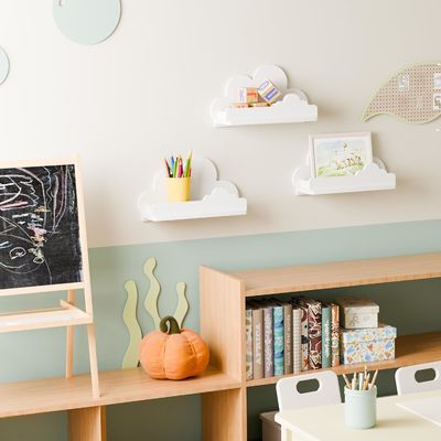 Estante de libros de madera hecha a mano Nube blanca Estante decorativo de pared montado Estante con figura pequeña