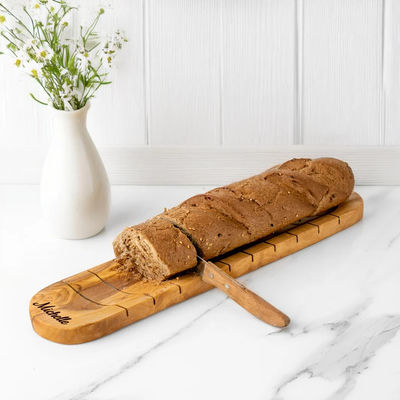 Tabla de corte de baguette de madera de oliva artesanal de forma personalizada gris-blanco para amantes del pan