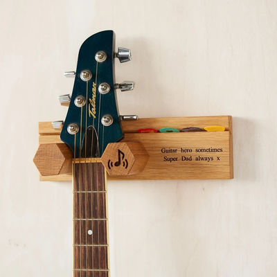 Montado en la pared de madera con soporte de guitarra, personalizado para su espacio de actuación.