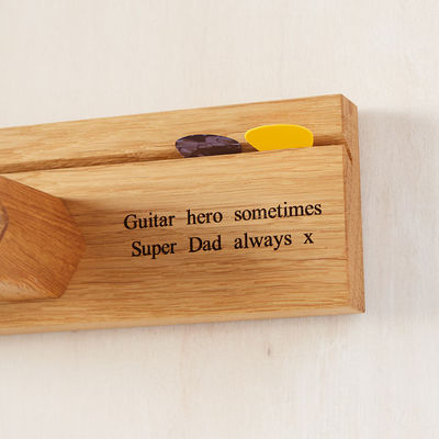 Montado en la pared de madera con soporte de guitarra, personalizado para su espacio de actuación.