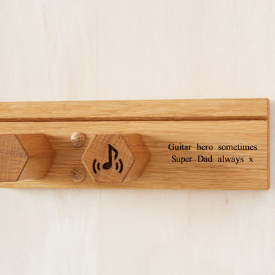 Montado en la pared de madera con soporte de guitarra, personalizado para su espacio de actuación.