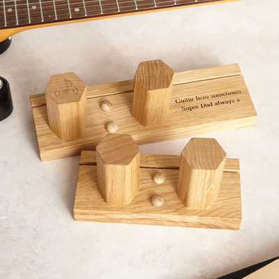 Montado en la pared de madera con soporte de guitarra, personalizado para su espacio de actuación.