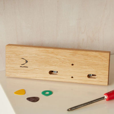 Montado en la pared de madera con soporte de guitarra, personalizado para su espacio de actuación.