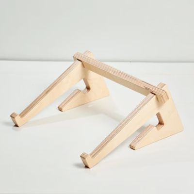 Acceptable OEM/ODM soporte de computadora portátil de madera para Mac Book accesorio de escritorio de espacio de trabajo ergonómico