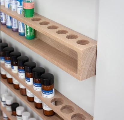 Diseño de logotipo personalizado Cabinet de abedul sólido montado en la pared con diseño multifuncional