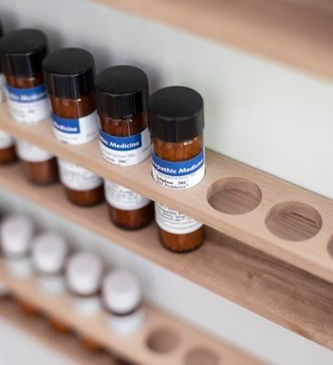 Diseño de logotipo personalizado Cabinet de abedul sólido montado en la pared con diseño multifuncional