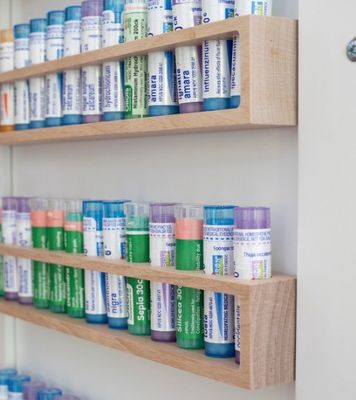 Diseño de logotipo personalizado Cabinet de abedul sólido montado en la pared con diseño multifuncional