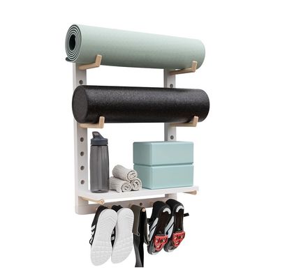 Conveniente organizador de esterillas de yoga de madera para montaje en la pared del gimnasio en casa totalmente personalizable