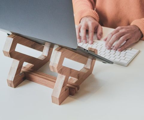 Estante de bambú ajustable para portátil y portable en un diseño conveniente