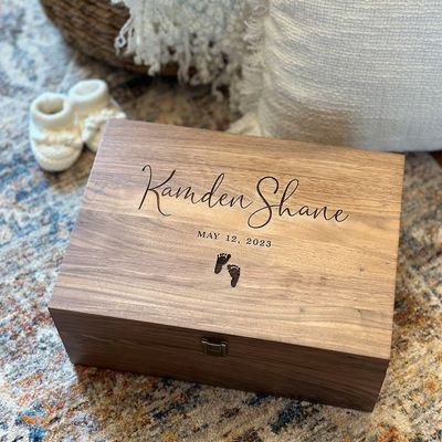 Caja de recuerdos de madera para bebés hecha a mano con nuez regalo personalizado para los recuerdos del bebé