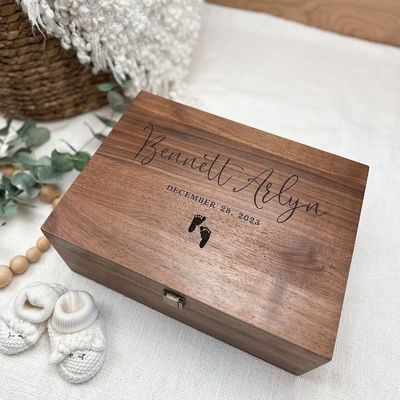 Caja de recuerdos de madera para bebés hecha a mano con nuez regalo personalizado para los recuerdos del bebé