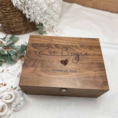 Caja de recuerdos de madera para bebés hecha a mano con nuez regalo personalizado para los recuerdos del bebé