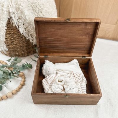 Caja de recuerdos de madera para bebés hecha a mano con nuez regalo personalizado para los recuerdos del bebé