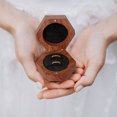 Paquete de regalo de madera maciza con logotipo caja de anillo de madera para anillo de compromiso