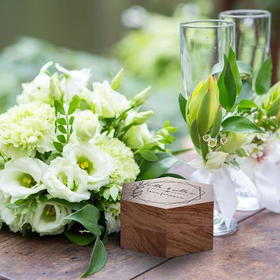 Paquete de regalo de madera maciza con logotipo caja de anillo de madera para anillo de compromiso