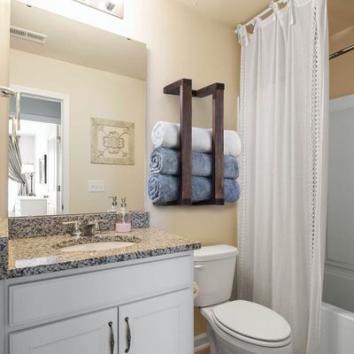 Estante de toallas de madera montado en la pared de pinos decorativos para el organizador de toallas enrolladas del baño