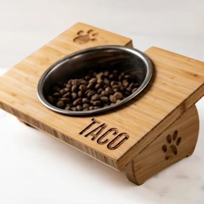 15 grados de inclinación Stand Pet Bowl Impresión de madera personalizada con láser Gravar dos cuencos extraíbles