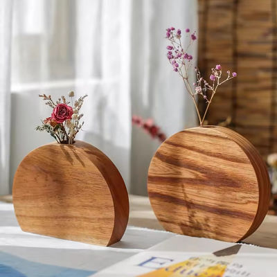 Vaso de madera de diseño moderno capaz de insertar flores para la ocasión del aniversario