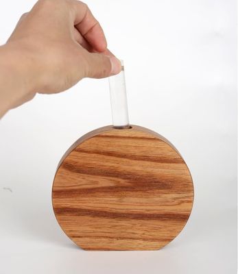Vaso de madera de diseño moderno capaz de insertar flores para la ocasión del aniversario